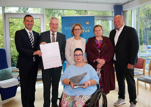 v.l.n.r. NÖ LGA Vorstand Bernhard Kadlec, Landesrat Anton Kasser,
Landeshauptfrau Johanna Mikl-Leitner, NÖ LGA Vorständin Elisabeth
Bräutigam, Zentralbehindertenvertrauensperson Hannes Neuwirth und
vorne Barrierefreiheitsbeauftragte der Region Mostviertel Sabine
Figel mit dem Inklusionspreis.