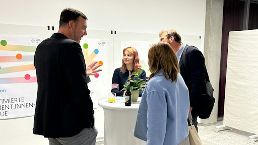 Vorschau Bild von Meeting-Professionals beim Netzwerken mit den Nominierten, hier
mit der Gewinnerin Franziska Goritschnig (Mitte)