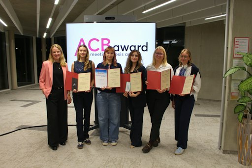 BMTA Einreicher:innen 2026 der Kategorie Bachelorarbeit (v.r.n.l.
Valerie Ecker, Lara Kalmbach, Nia Sarem, Franziska Goritschnig und
Nicole Slavcheva) mit ACB Geschäftsführerin Marie Lechner (links)