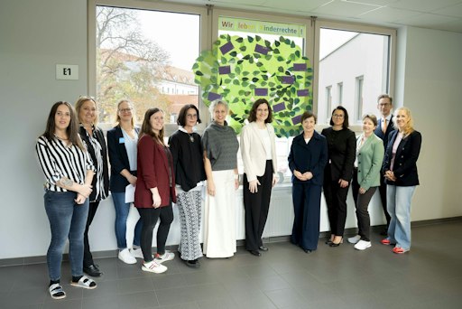 v.l.n.r.: Ines Hahn (Leitung der Freizeitpädagogik), Andrea
Strohmayer (UniCredit Bank Austria), Anna Wilhelm-Strenn (UNICEF
Österreich), Michele Gollner-Weitenweber (Stellvertreterin des
Direktors), Martina Thaler (Steuerungsgruppe Programm
Kinderrechteschulen), Barbara Kazerouni (Steuerungsgruppe Programm
Kinderrechteschulen), Corinna Geißler (UNICEF Österreich), Doris
Schmidauer (First Volunteer & Schirmherrin der Kinderrechte
Allianz), Bianca Pfaller (Drei), Sandra Tesar (Drei Hilft), Ruslan
Nafikov (UniCredit Bank Austria), Elsiabeth Dal Bianco (Ikea)