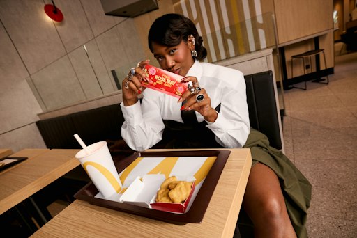 „From Rose May with Heat“ Rose May präsentiert ihre eigene
Limited Edition mit drei spicy Saucen – Creamy Sriracha, Hot
Firecracker Style und Ultra Spicy Dip.