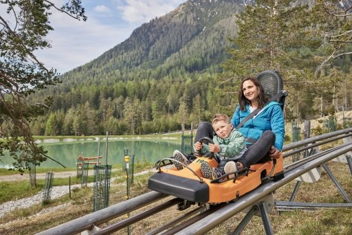 Ein bis heute wichtiger Schritt der Imster Bergbahnen: Die Inbetriebnahme des Alpine Coaster Imst 2003. Aktuell ist die längste Alpen-Achterbahn bis 1. November 2026 immer Donnerstag bis Sonntag sowie am Nationalfeiertag, Montag, 26. Oktober 2026 geöffnet.
