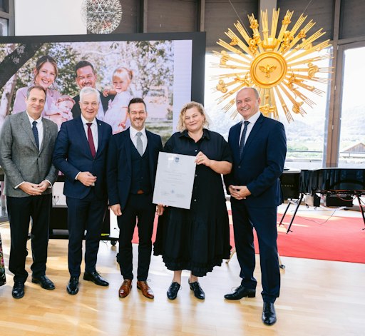 Im Rahmen der Zusammenarbeit wurde Mag. Dr. Michael Fischer,
Bakk., MSc., Abteilungsleiter der NÖ LGA, (im Bild in der Mitte)
eine Honorarprofessur der DPU verliehen. Die Universität würdigt
damit seine bisherigen wissenschaftlichen und beruflichen Leistungen
sowie sein Engagement für den Ausbau der gemeinsamen Forschung.