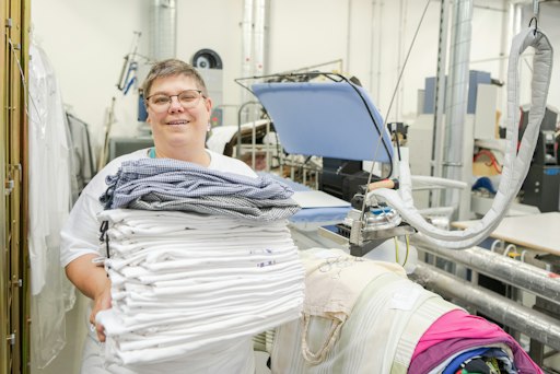 Eine Mitarbeiterin aus der wienwork-Wäscherei bei der Arbeit.
