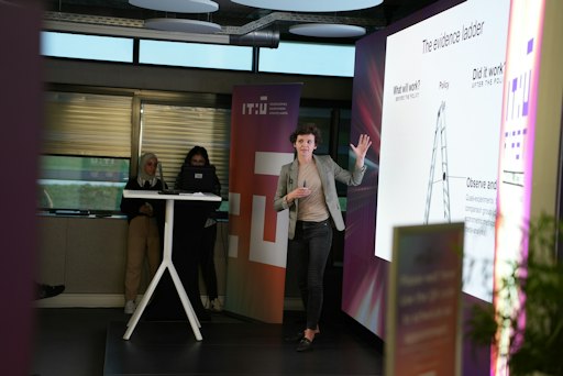 Vorschau Bild von Elisabeth Gsottbauer, Professorin für den Einsatz von KI und
maschinellem Lernen in der Nachhaltigkeitspolitik an der IT:U,
prüft, warum manche politische Maßnahmen Menschen zu
Verhaltensänderungen bewegen, während andere kaum Wirkung zeigen.