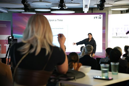 Vorschau Bild von Kimberly Garcia, Assistenzprofessorin für intelligente Systeme
und nachhaltige Industrie an der IT:U, erforscht, wie sich moderne
KI mit klassischen, regelbasierten Systemen kombinieren lässt, um
sie sicherer und zuverlässiger zu machen.