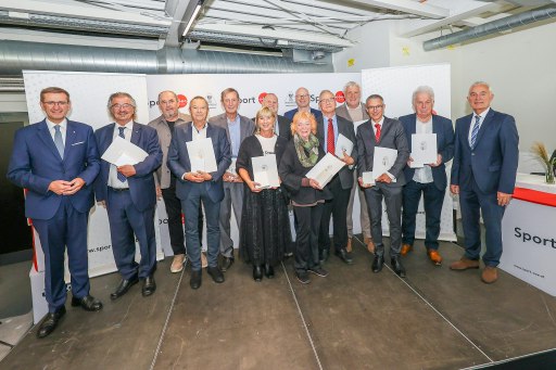Wirtschafts- und Sport-Landesrat Markus Achleitner und ASVÖ-Präsident Peter Reichl, aktuell Vorsitzender der Landessportorganisation, gratulierten den neuen Konsulentinnen und Konsulenten.