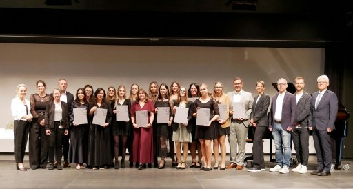 14 Absolvent*innen des FH-Bachelor-Studiengangs wurden gefeiert. Li. außen: Prof.in (FH) Dr.in Waltraud Buchberger, MSc., Studiengangsleiterin; Mag.a Dr.in Stephanie Federspiel-Kleinhans, LL.M., GF KH Zams; Anneliese Leitner MSc, Stv. Pflegedirektorin, Wolfgang Tripp, MMSc., GF KH Zams; daneben hinten Katharina Neurauter, MSc, stv. Direktorin; Re. außen: Mag.a Margarethe Achenrainer, fh-Standortleitung, BiZ-Direktorin; Elmar W. Zormann, MBA, Direktor für Unternehmenskultur; Univ.-Ass Christian Mitteregger, BScN UMIT TIROL Koord. FH-Standort Zams; Mag. Siegmund Geiger, Bezirkshauptmann Landeck.