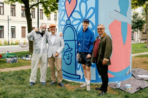 Projektbeteiligte beim Street-Atelier von „Bunte Türme für die
Nachbarschaft“ im Helga-Pollak-Kinsky-Park. Auf Initiative von VOI
fesch gestalteten sieben Künstler*innen mit und ohne Behinderungen
vier Wiener Lüftungstürme gemeinsam.
