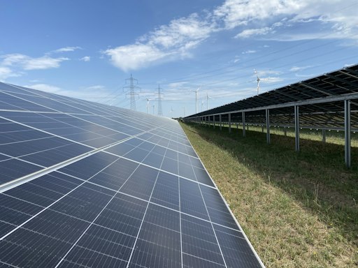 Feld mit Photovoltaik-Anlage