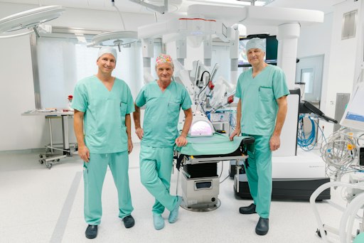 V.l.n.r.: Primarius Patrick Stelzl (Leiter Gynäkologie &
Geburtshilfe), Dr. Ulrich Schmidbauer (Ärztlicher Direktor) und
Primarius Johannes Zacherl (Leiter Chirurgie) freuen sich über das
neue da Vinci 5 Operationssystem.
