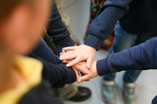 Kinderhände im Kreis