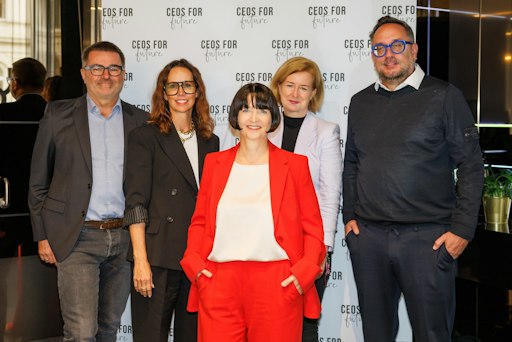 Gruppenbild (v.l.n.r.): Klaus Petraschka, geschäftsführender
Gesellschafter von KPPK Ziviltechniker | Caroline Palfy,
Baumeisterin und Geschäftsführerin von Loud4Planet Development |
Renate Messner, CEO von SynerGIS | Birgit Kraft-Kinz,
stellvertretende Obfrau von CEOs FOR FUTURE GmbH | Martin Schiefer,
Gründer und Partner von Schiefer Rechtsanwälte Fotocredit: CEOs FOR
FUTURE / Martin Hron