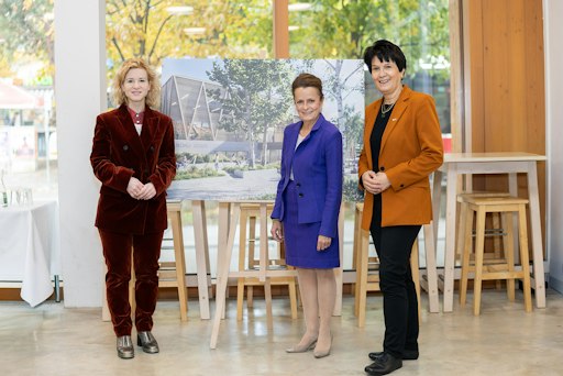 Wissenschaftsministerin Eva-Maria Holzleitner, BIG
Geschäftsführerin Christine Dornaus und BOKU-Rektorin Eva
Schulev-Steindl mit einer Visualisierung des CILA