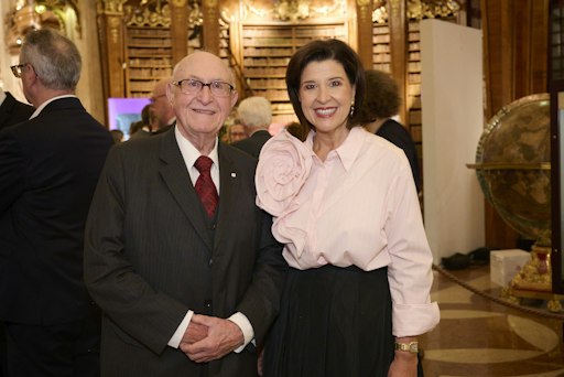 Vorschau Bild von Aufsichtsratsvorsitzender des Wiener Städtischen
Versicherungsvereins Günther Geyer mit Kuratoriumsvorsitzender der
Österreichischen Nationalbibliothek Verena Brunner-Loss