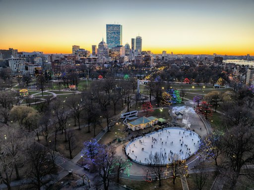Schlittschuhlaufen auf dem Frog Pond im Boston Common // Weiterer
Text über ots und https://www.ots.at/pressemappe/DE181200 / Die
Verwendung dieses Bildes für redaktionelle Zwecke ist unter
Beachtung aller mitgeteilten Nutzungsbedingungen zulässig und dann
auch honorarfrei. Veröffentlichung ausschließlich mit
Bildrechte-Hinweis.