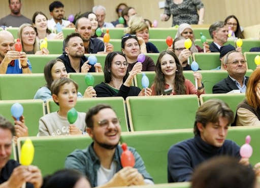 Vorschau Bild von Gäste der Jubiläumsfeier von Open Science - Lebenswissenschaften
im Dialog und Vienna Open Lab beim interaktiven Programmpunkt des
Luftballon-Aufblasens.