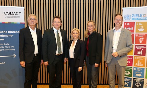 Unter dem Motto „R³: Ressourcen. Resilienz. Rentabilität“
diskutierten rund 200 Vertreter*innen aus Wirtschaft, Politik,
Wissenschaft und Zivilgesellschaft beim csrTAG 2026 am 22. Oktober
im Congress Centrum Alpbach die Zukunft des Wirtschaftsstandorts
Österreich.