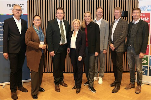 Vorschau Bild von Unter dem Motto „R³: Ressourcen. Resilienz. Rentabilität“
diskutierten rund 200 Vertreter*innen aus Wirtschaft, Politik,
Wissenschaft und Zivilgesellschaft beim csrTAG 2026 am 22. Oktober
im Congress Centrum Alpbach die Zukunft des Wirtschaftsstandorts
Österreich.