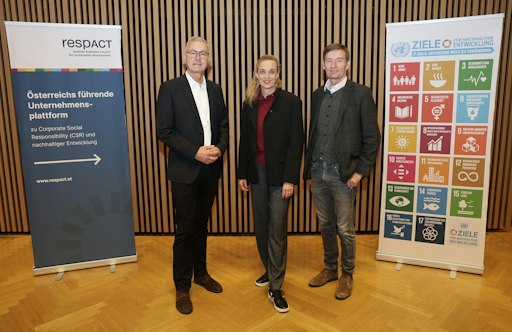 Vorschau Bild von Unter dem Motto „R³: Ressourcen. Resilienz. Rentabilität“
diskutierten rund 200 Vertreter*innen aus Wirtschaft, Politik,
Wissenschaft und Zivilgesellschaft beim csrTAG 2026 am 22. Oktober
im Congress Centrum Alpbach die Zukunft des Wirtschaftsstandorts
Österreich.