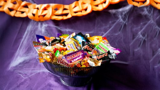  Schon vor Halloween wird die Naschschale fürs Fest gefüllt -
besonders gefragt ist dabei HARIBO. // Weiterer Text über ots und
www.presseportal.de/nr/13627 / Die Verwendung dieses Bildes für
redaktionelle Zwecke ist unter Beachtung aller mitgeteilten
Nutzungsbedingungen zulässig und dann auch honorarfrei.
Veröffentlichung ausschließlich mit Bildrechte-Hinweis.
