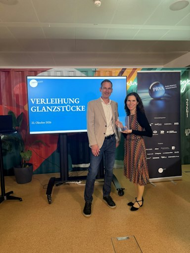 Vorschau Bild von Ralph Luger und Nicole Kaeßmayer von der Kommunikationsabteilung
des Österreichischen Apothekerverbands freuen sich über den
PRVA-Glanzstück-Award in der Kategorie "Digitale Kommunikation".