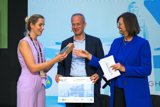 Nachhaltigkeitspreis Medien 2026: Sheena Cvrlje (links) vom
Sailer Verlag wird für den Podcast "Sei ein Klugschnabel!"
ausgezeichnet. Außerdem auf dem Foto: Der Präsident der Bayerischen
Landeszentrale für neue Medien, Dr. Thorsten Schmiege, und die
bayerische Landtagspräsidentin Ilse Aigner. // Weiterer Text über
ots und www.presseportal.de/nr/8218 / Die Verwendung dieses Bildes
für redaktionelle Zwecke ist unter Beachtung aller mitgeteilten
Nutzungsbedingungen zulässig und dann auch honorarfrei.
Veröffentlichung ausschließlich mit Bildrechte-Hinweis.