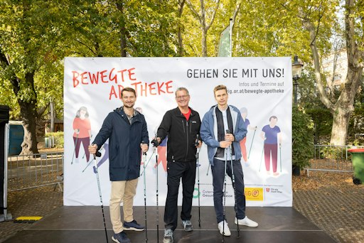v.l.n.r.: Christoph Wall-Strasser, MPH MA
(WiG-Gesundheitsreferent und Projektleiter „Bewegte Apotheke“),
Matthias Hümmelink, BA MPH (Mitglied der WiG-Geschäftsleitung) und
Georg Papai (Bezirksvorsteher Floridsdorf) eröffnen den
WiG-Herbstwalk 2026.