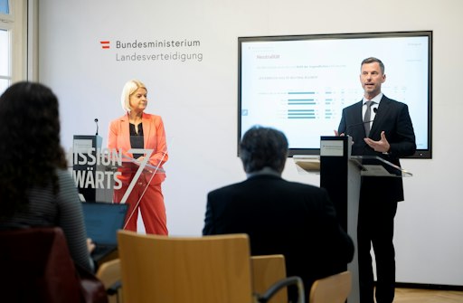 Verteidigungsministerin Klaudia Tanner und Wolfgang Prinz, Leiter
des Referats Strategische Markt- und Meinungsforschung