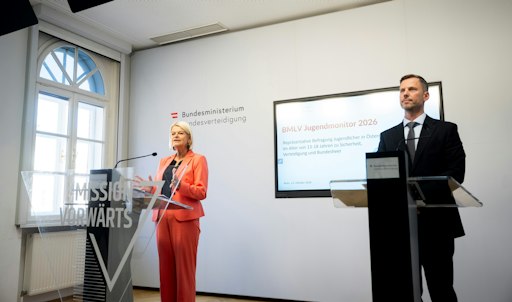 Vorschau Bild von Verteidigungsministerin Klaudia Tanner und Wolfgang Prinz, Leiter
des Referats Strategische Markt- und Meinungsforschung