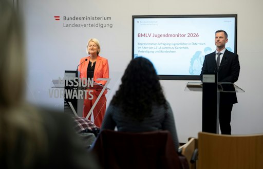Vorschau Bild von Verteidigungsministerin Klaudia Tanner und Wolfgang Prinz, Leiter
des Referats Strategische Markt- und Meinungsforschung