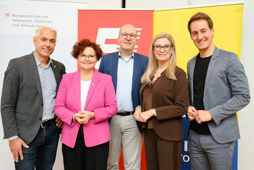 V.l.n.r.: Christian Fink (AEE INTEC), Staatssekretärin Elisabeth
Zehetner, Rupert Pichler (Sektionschef Innovation und Technologie,
BMIMI), Moderatorin Christa Kummer und Christoph Schmidt (Präsident
Bundesverband Energiespeicher Österreich, Geschäftsführer
Blochberger-Gruppe)