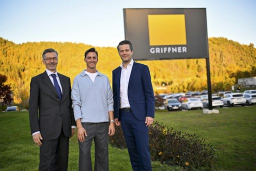 Neue Ära bei GRIFFNER: Geschäftsführer Georg Niedersüß,
Markenbotschafter Gregor Schlierenzauer und CEO Thomas Scheriau (v.
l.) am Standort in Griffen.