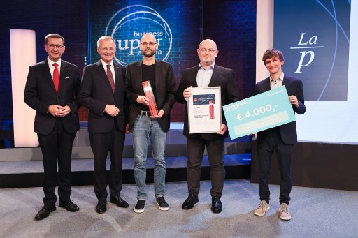 Kategorie „Forschungseinrichtungen“, Platz 1 – Wood K plus – Kompetenzzentrum Holz GmbH (v. l.): Landesrat Markus Achleitner, Landeshauptmann Thomas Stelzer, Christoph Unterweger (Teamleiter „Biobasierte Fasern und Carbon-Materialien“, Wood K plus), Christian Fürst (Key Researcher „Biobasierte Fasern und Carbon-Materialien“, Wood K plus), Philipp Stadler (Leiter Wirtschaftsressort, OÖ Krone).