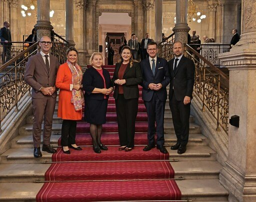 v.l.: Landesrat Willibald Ehrenhöfer (Steiermark), Landesrätin Susanne Rosenkranz (Niederösterreich), Bundesministerin für Arbeit und Soziales Korinna Schumann, Vizebürgermeisterin und Stadträtin Barbara Novak (Wien), Wirtschafts-Landesrat Markus Achleitner (OÖ), Landesrat Marco Tittler (Vorarlberg).