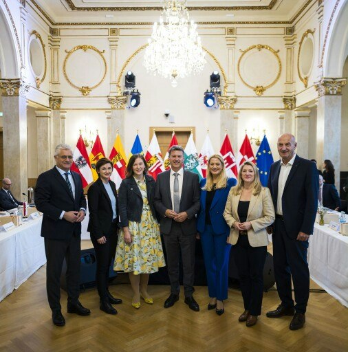 Landesrat Martin Antauer (Niederösterreich), Landeshauptfrau-Stellvertreterin Marlene Svazek (Salzburg), Bundesministerin Claudia Bauer, Landeshauptmann Daniel Fellner (Kärnten), Landesrätin Daniela Winkler (Burgenland), Vizebürgermeisterin Bettina Emmerling (Wien), Landesrat Christian Dörfel (Oberösterreich).