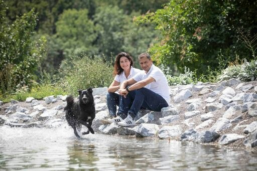 Daniela Vadehra (Gründerin, Produktentwicklerin und Futterberaterin) und Anil Vadehra (Geschäftsführer) mit Hund © Nora Köck