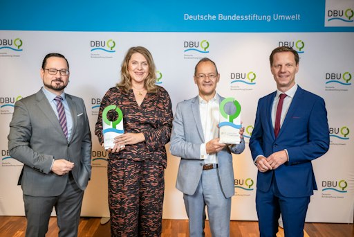 Der Deutsche Umweltpreis der Deutschen Bundesstiftung Umwelt geht
dieses Jahr an die Hamburger Umweltjuristin Dr. Roda Verheyen sowie
Membranfilter-Ingenieur Dr. Klaus Vossenkaul, Gründer und
Geschäftsführer der Firma Membion (zweiter von rechts), hier
zusammen mit DBU-Generalsekretär Alexander Bonde (links) und
DBU-Kuratoriumsvorsitzenden Kai Niebert. // Weiterer Text über ots
und www.presseportal.de/nr/6908 / Die Verwendung dieses Bildes für
redaktionelle Zwecke ist unter Beachtung aller mitgeteilten
Nutzungsbedingungen zulässig und dann auch honorarfrei.
Veröffentlichung ausschließlich mit Bildrechte-Hinweis.