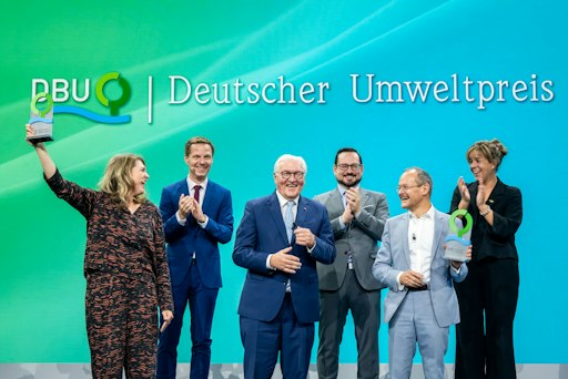 In einem feierlichen Festakt hat die Deutsche Bundesstiftung
Umwelt (DBU) heute (Sonntag) den diesjährigen Deutschen Umweltpreis
in Höhe von gesamt 500.000 Euro in Aachen vergeben. Überreicht
wurden die Preise von Bundespräsident Frank-Walter Steinmeier
(vorne, Mitte) an die Hamburger Umweltjuristin Dr. Roda Verheyen
(vorne, links) und Membranfilter-Ingenieur Dr. Klaus Vossenkaul
(vorne, rechts). Das Foto zeigt zudem (hinten, von links) den
DBU-Kuratoriumsvorsitzenden Kai Niebert, DBU-Generalsekretär
Alexander Bonde und NRW-Vize-Ministerpräsidentin Mona Neubaur. //
Weiterer Text über ots und www.presseportal.de/nr/6908 / Die
Verwendung dieses Bildes für redaktionelle Zwecke ist unter
Beachtung aller mitgeteilten Nutzungsbedingungen zulässig und dann
auch honorarfrei. Veröffentlichung ausschließlich mit
Bildrechte-Hinweis.