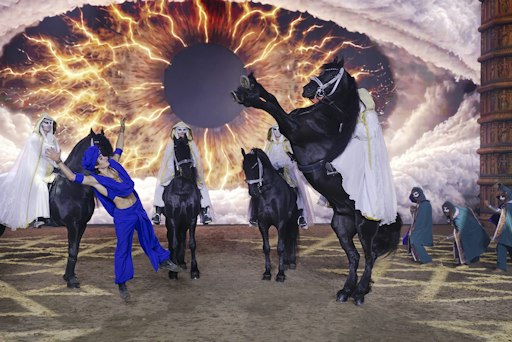 Vorschau Bild von Mit "CAVALLUNA - Die Farben des Lebens" startet die größte
Pferdeshow Europas in eine neue Saison. Im Mittelpunkt des neuen
Programms steht die Geschichte des Hirtenjungen Arhat, der von
seiner verstorbenen Mutter den Auftrag erhält, die Menschen vom
geheimnisvollen Schleier des Vergessens zu befreien. Gemeinsam mit
seiner Weggefährtin Shaneya begibt er sich auf eine abenteuerliche
Reise, um seine Mission zu erfüllen. Dabei führt ihr Weg sie nicht
nur durch die weiten Ländereien Indiens, sondern auch in die
faszinierende Welt der Götter... © CAVALLUNA // Weiterer Text über
ots und www.presseportal.de/nr/55914 / Die Verwendung dieses Bildes
für redaktionelle Zwecke ist unter Beachtung aller mitgeteilten
Nutzungsbedingungen zulässig und dann auch honorarfrei.
Veröffentlichung ausschließlich mit Bildrechte-Hinweis.