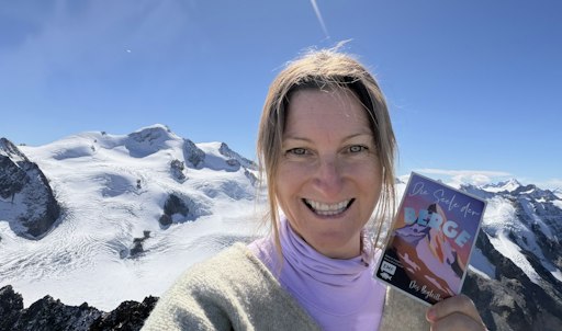 Autorin Melanie Siegele vor dem Panorama der Wildspitze.