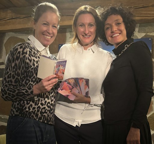 Vorschau Bild von Snowboard-Weltmeisterin Heidi Neururer, Autorin Melanie Siegele,
Hotelchefin Jasmin Walser sind seit der Kindheit beste Freundinnen.