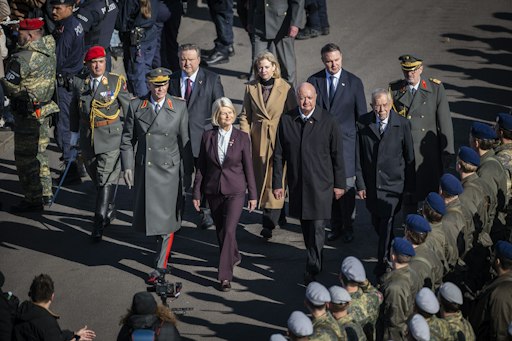 Bundespräsident Alexander Van der Bellen am Heldenplatz beim
Abschreiten der Front bei der Angelobung von 1.015 Rekruten des
Bundesheeres