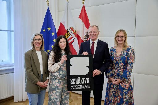 Organisatorische Leiterin Eva Malfent, künstlerische Leiterin Julia Ransmayr, Landeshauptmann Thomas Stelzer, Landeskulturdirektorin Margot Nazzal.