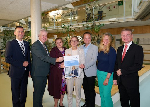  v.l.n.r.: Vorstand NÖ LGA Mag. Dr. Bernhard Kadlec; Landesrat
Anton Kasser; Vorständin NÖ LGA Mag. jur. Dr. med. Elisabeth
Bräutigam, MBA; Landeshauptfrau Johanna Mikl-Leitner; Vizerektor für
Lehre und Studierende Univ.-Prof. Dipl.-Ing. Dr. Stefan Oppl, MBA
(Universität für Weiterbildung Krems); Leiterin des Departments für
Wirtschaft und Gesundheit Assoz. Prof. Mag. Dr. Eva Krczal
(Universität für Weiterbildung Krems); Studiengangsleiter Mag.
Michael Ogertschnig, MBA (Universität für Weiterbildung Krems)