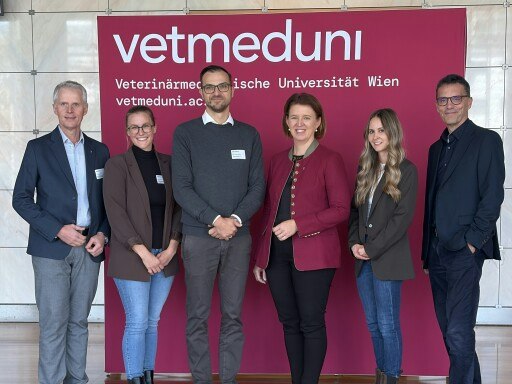 Warben auf der Veterinärmedizinischen Universität um Studierende, v.l.: Landesveterinärdirektor Dr. Thomas Hain, Mag. Anna Reiter, Mag. Darko Maric, Agrar-Landesrätin Michaela Langer-Weninger, Mag. Theresa Kargl, Rektor Prof. DDr. Matthias Gauly.