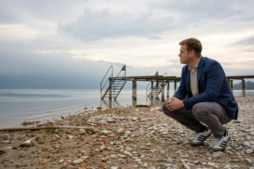 Umwelt- und Klima-Landesrat Stefan Kaineder bei einem Lokalaugenschein am Attersee – aufgrund der anhaltenden Trockenheit sinkt der Pegel immer weiter.