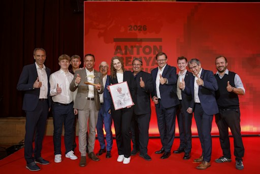 von links: Manfred Postl (Baumit Ausbildung), Josef Steininger
(Baumit Lehrling + JVR), Andreas Groiß (Baumit Lehrling), Manfred
Mikusch (Konzern Betriebsrat), Manfred Tisch (Geschäftsführung
Baumit GmbH), Colien Phönix (Baumit Lehrling), Pepo Muchitsch
(Bundesvorsitzender GBH), Rudolf Silvan (Landes GF GBH), Tobias
Haberl (Jugend/ GBH) Karl Postl (Baumit Ausbildung) und Christoph
Altenburger (Jugend/ GBH) freuen sich über die hohe Auszeichnung.
