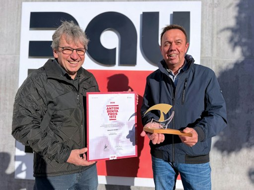 Vorschau Bild von von links: Karl Postl (Ausbildungsleitung Baumit Lehrwerkstätte)
und Manfred Mikusch (Konzern Betriebsrat) freuen sich über die hohe
Auszeichnung.