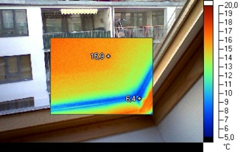 Vorschau Bild von Wärmebild eines Dachfensters ohne Glasrandheizung: In der
Scheibenfläche rund 16 °C, am unteren Glasrand nur rund 6 °C. Dort
bildet sich zuerst Kondenswasser.